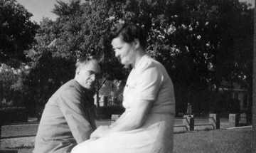 Harm Plenter en Rie van der Zande in Hooghalen, 1950